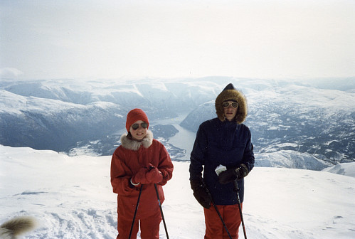 Liv Synnøve (11) og Peer Sverre (14) på Skorafjell. Utsikt mot Ulvik og Hardangerfjorden