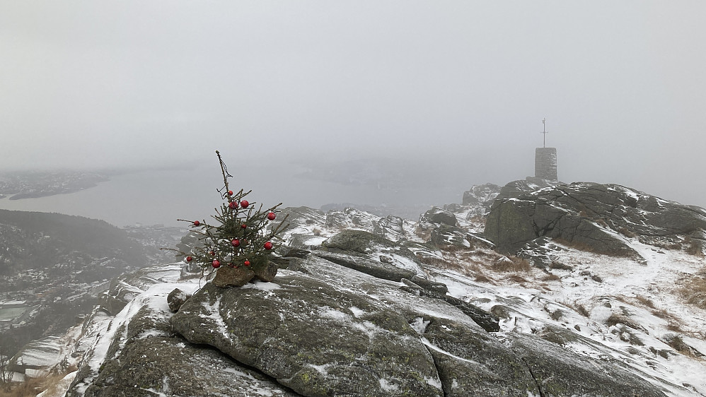 God Jul fra toppen av Løvstakken 21. desember 2021 kl 1330 ):! Nå er det bare 3.5 time til solsnu kl 1659!