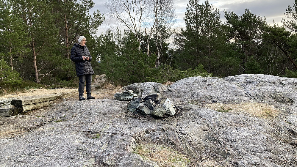 Slik så det det ut på Hammarslandsfjellet 2. januar 2021! Jernbbolter i fjellet og mulige rester etter en mur. Tyskeranlegg?