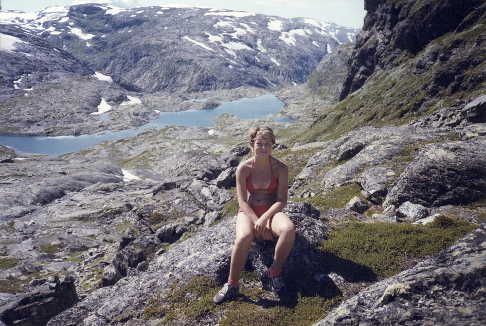 Liv Synnøve øverst i skaret mot Tryglabotn. Utsikt mot Fallet 