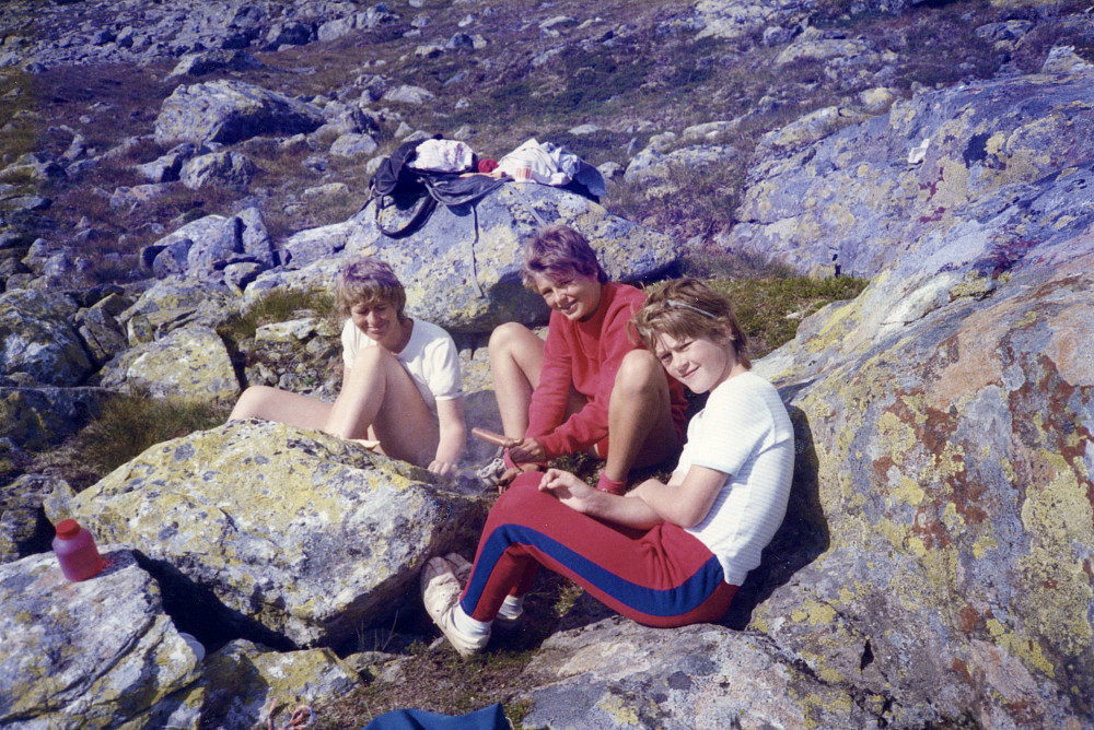 Astrid, Liv Synnøve og Lise Sofie under en matpause mellom toppene på Mjølfjellet