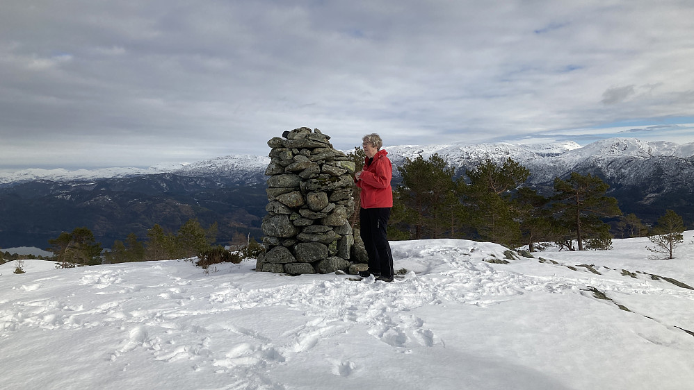 Astrid ved varden på Strandafjellet i Os der de fleste stopper