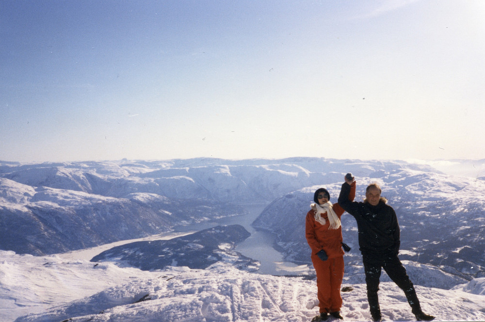 Astrid og Knut måtte og foreviges. Utsikt ned mot Ulvik og Ulvikafjorden