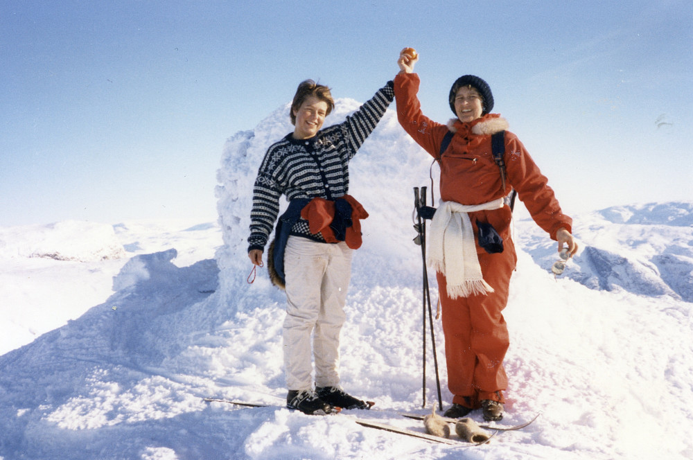 Liv Synnøve og Astrid på toppen av Storafjellet 1583