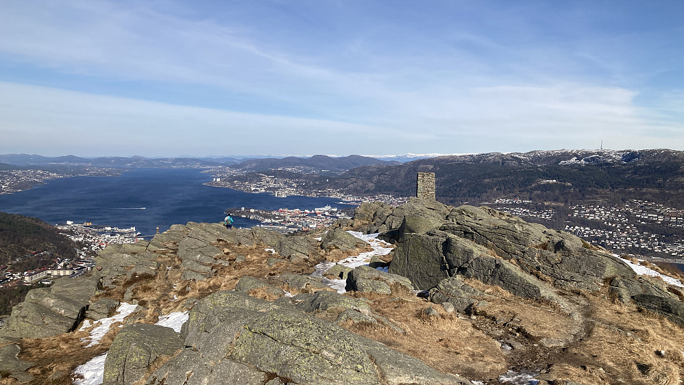 Løvstakkvarden uten spir på toppen. Ligger ved varden.