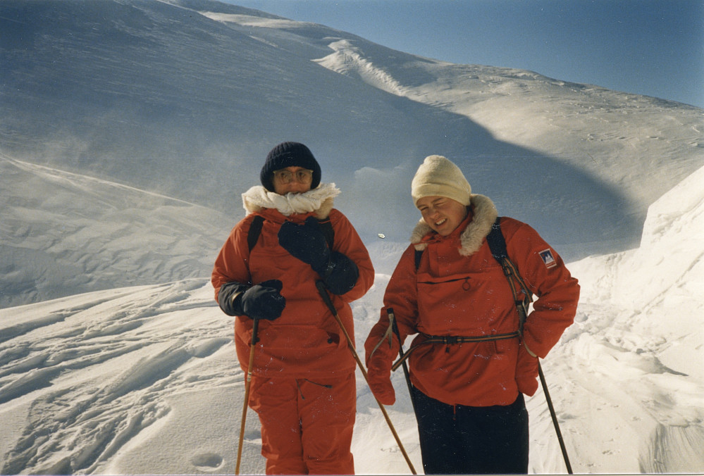 Astrid og Liv Synnøve ved utløpet av Skipanutvatnet