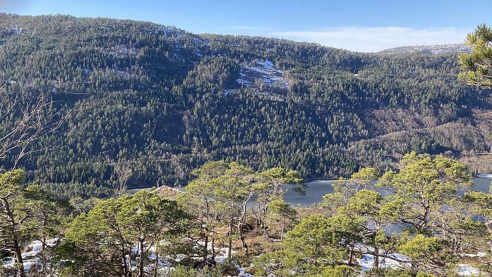 Utsikt vestover mot Ytsta Raudlivatnet og Raudlifjellet