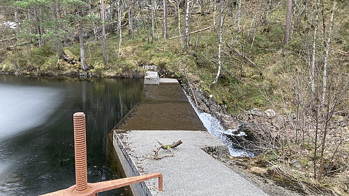 Krysset nedre demning i elven fra Krokvatnet