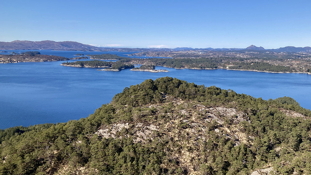 Flott utsikt mot Ramnaberget fra nordsiden av Veten. I bakgrunnen mot venstre Liatårnet på Sotra. Mot høyre den karakteristiske profilen av Lyderhorn og Ørnafjellet