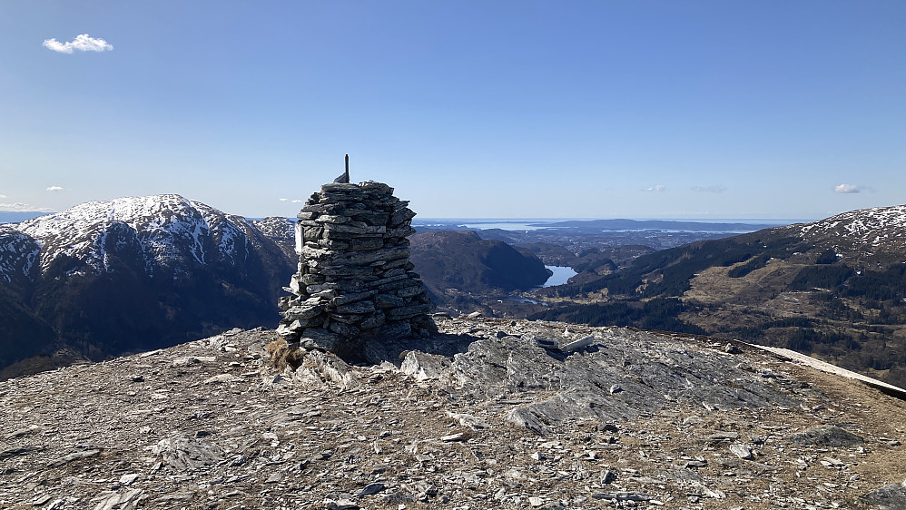 Nydelig på Skåldalsnipa! Utsikt mot SV. Slettegga mot venstre. Grimevatnet i bakgrunnen