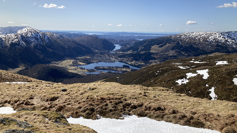 Flott utsikt vestover mot Haukelandsvatnet og Grimevatnet
