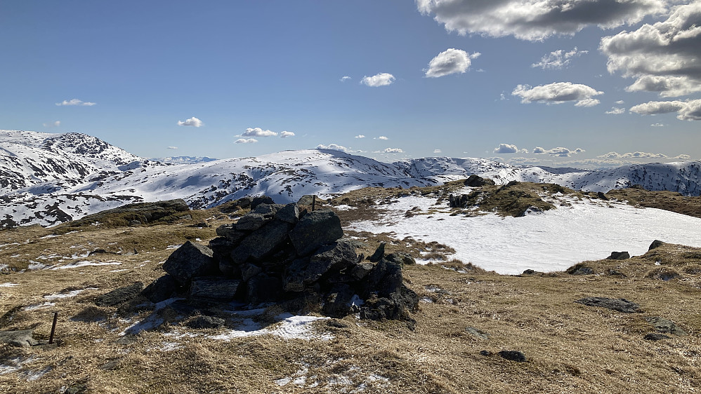 Varden og rester etter trig-merke på Skåldalsfjellet. Praktfull utsikt mot Gullfjellet og Austefjellet