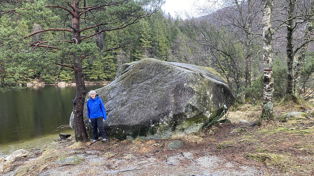 Astrid ved steinen Vannkua. Foto mot NNØ