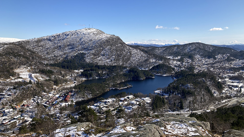 Mot Storevatnet og Krohnegården med Løvstakken i bakgrunnen