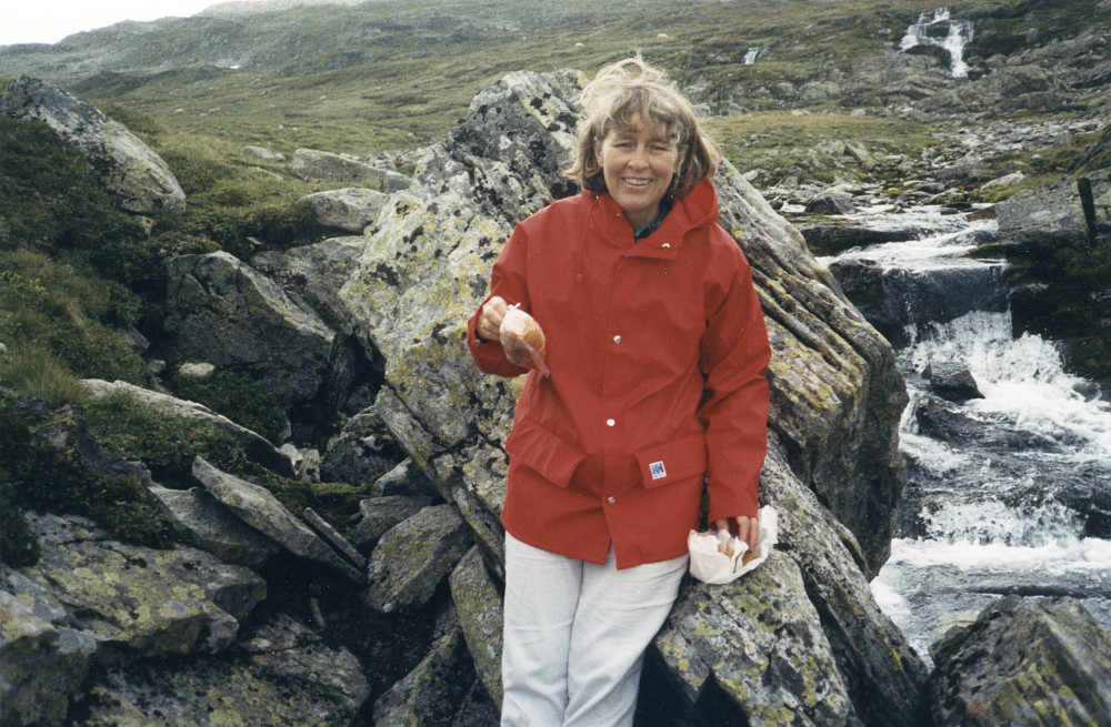 Astrid med dagens multefangst ved østenden av Fagerdalsvatnet