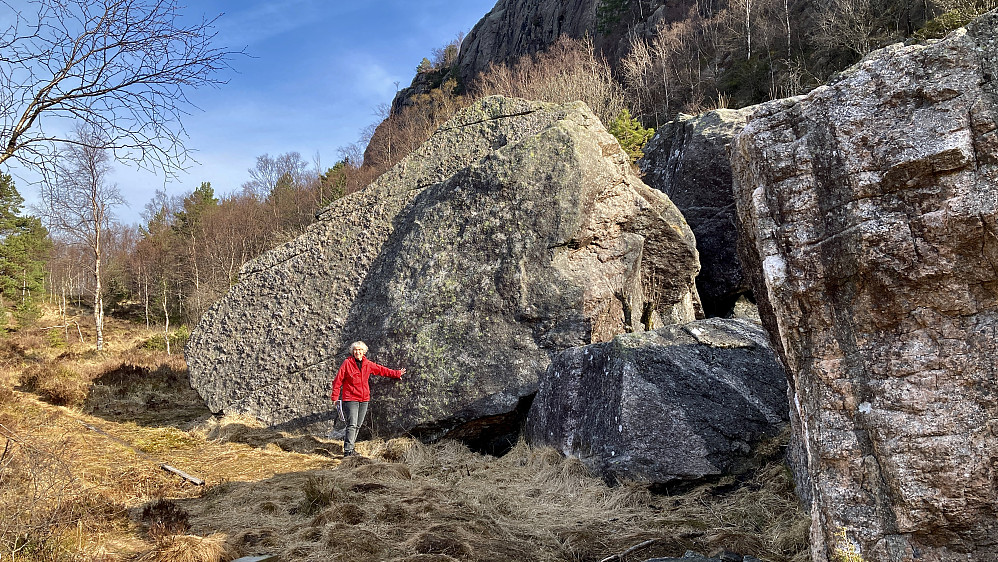 Astrid ved Stor-steinen under Ravnefjellet