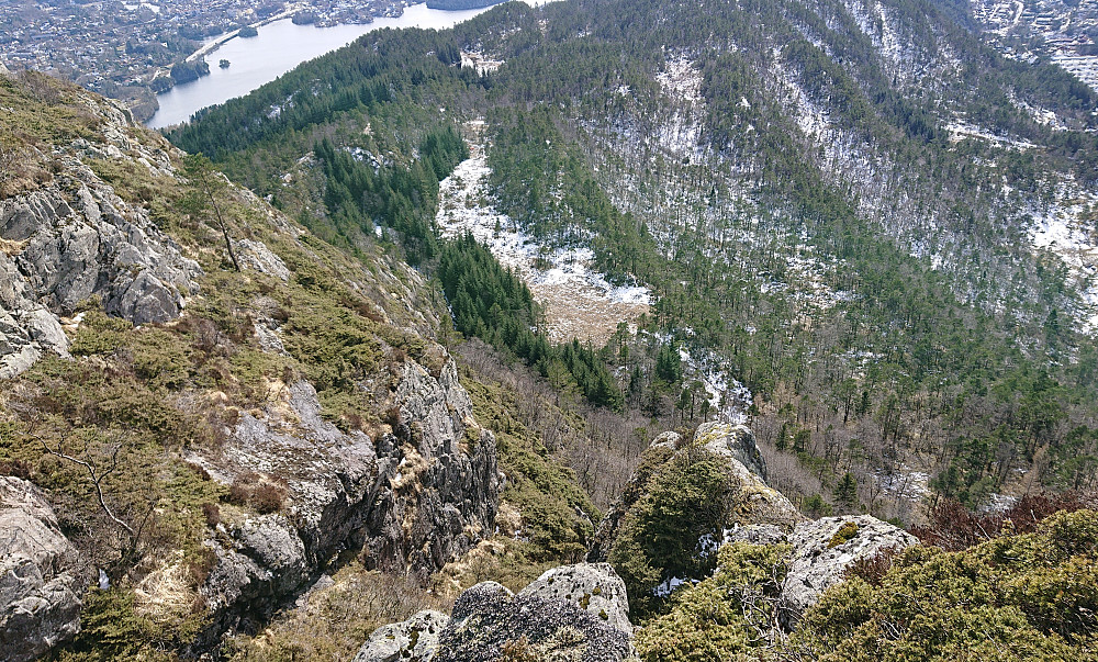 Foto fra turen vår 7.4.2022 der vi ser ned i rennen ovenfra. Gullsteinen i bakgrunnen. Foto Helge S. Titland