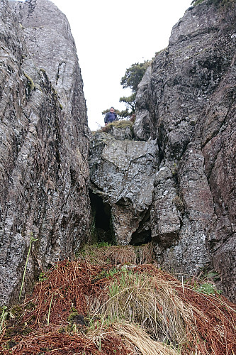 På toppen av steinen "Manndomsprøven". Foto Helge S. Titland