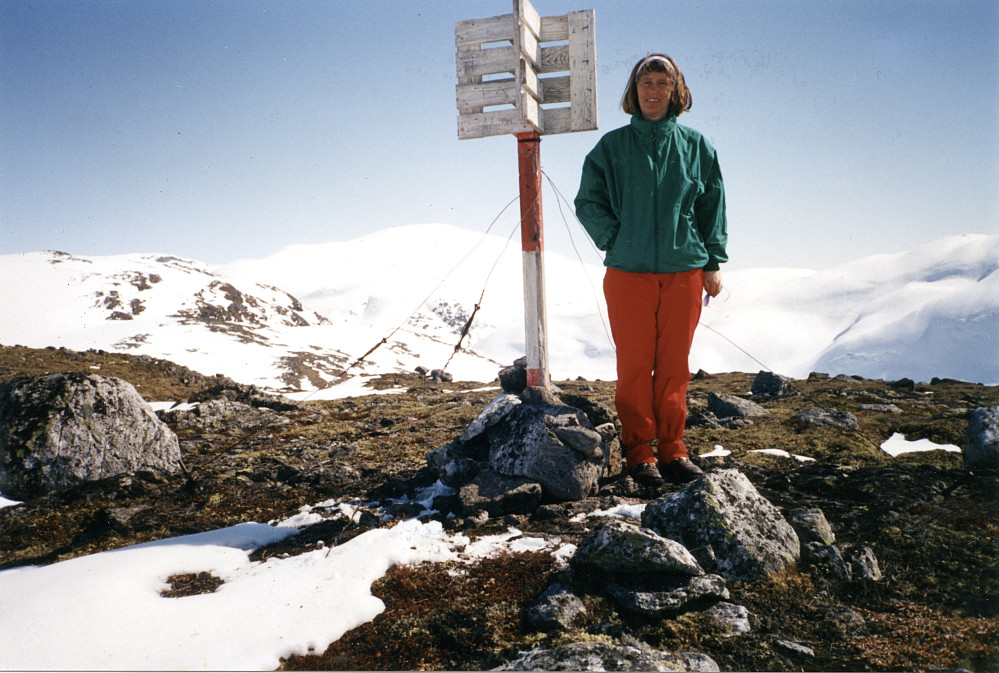 Astrid ved det gjenreiste merket på Vesetfjellet