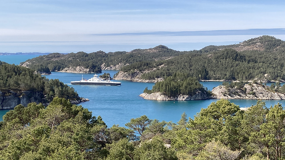 Fergen fra Austevoll på vei inn mot kaien på Krokeide. Den todelte øyen mot høyre heter Langøyna