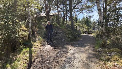 Ruten mot Hisdalsvatnet går opp den steinete veien mot øst