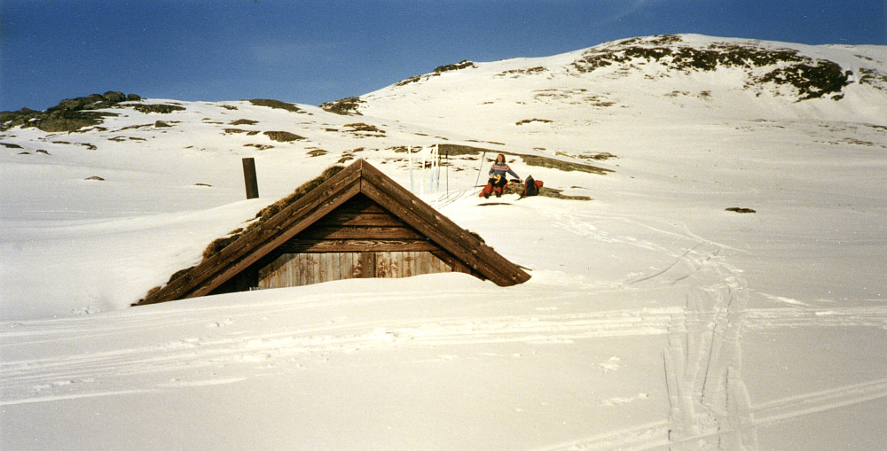 Pause i solen ved båthuset i vestenden av Fagerdalsvatnet 1106