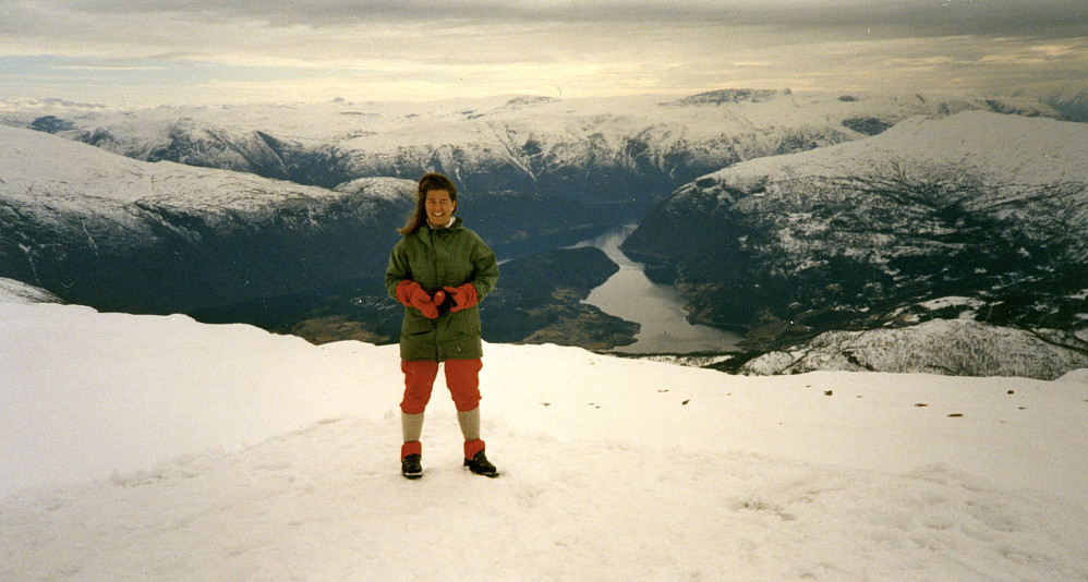 Liv på Skaara 27. mars 1991. Utsikt ned mot Ulvik og Ulvikfjorden