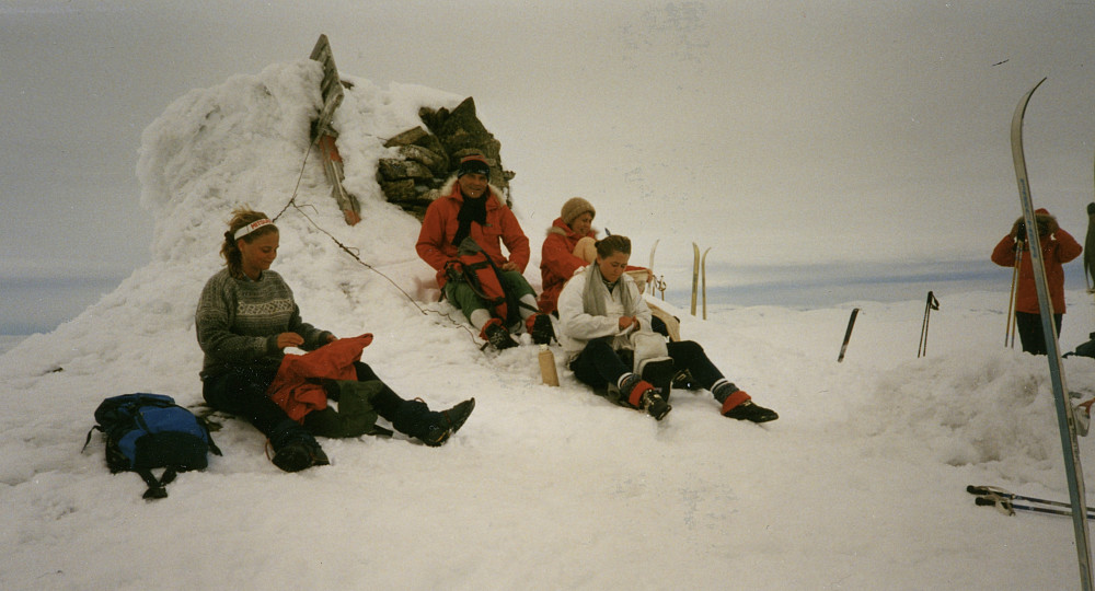 Gjengen samlet på Skaara. Fra venstre Ingrid, Knut, Astrid og Lise. Foto: Liv Synnøve
