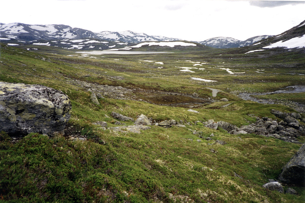 Fangstgraven ved stien i Jøtebotn. Storhaugvatnet i bakgrunnen