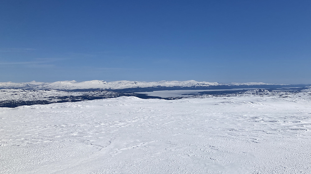 Utsikt østover mot "smultring-topper" i Sverige. Er det den store innsjøen Torrön og Sösjöfjällen i bakgrunnen?