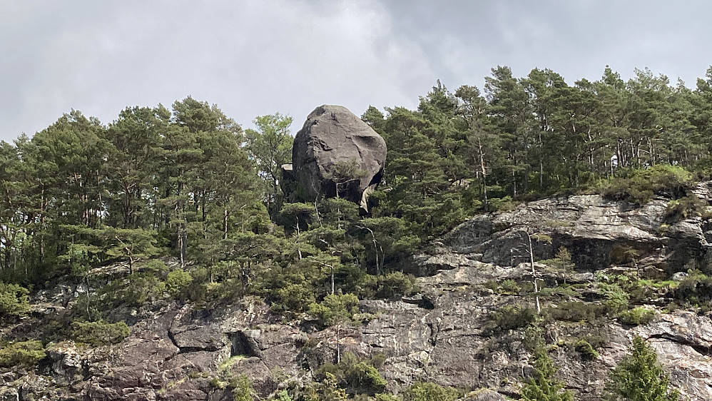 Flott utsikt mot den store steinen Tobrik eller Hundesteinen. Fra denne vinkelen er det lett å forstå navnet!