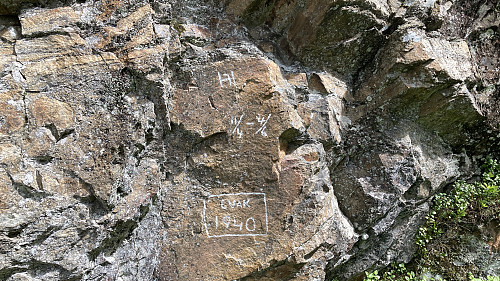 Inskripsjonen på bergveggen ved hytten