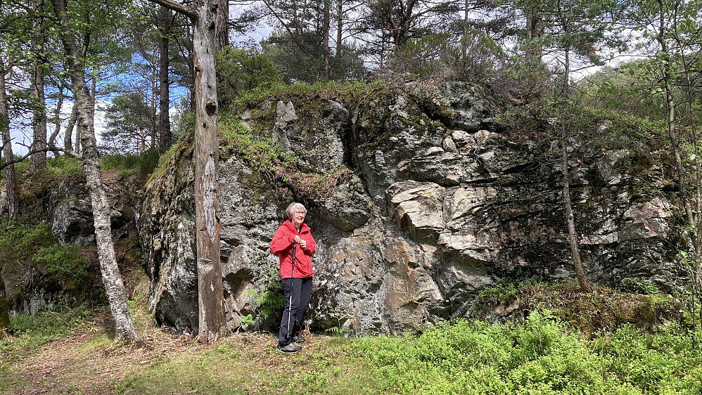 Astrid på tuften etter Betelskipet og inskripsjonen på bergveggen