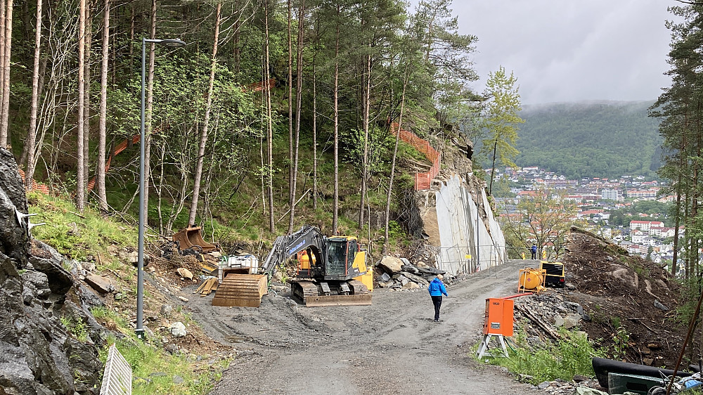 Slik ser det ut ved nordenden av Løvstien sør. De rette sidene i skjæringen er laget av en slags streng (diamantwire) som sager seg gjennom fjellet!