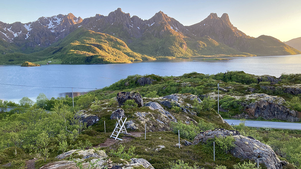 Den såkalte gjerdeklyveren like etter turstart. Foto vestover mot fjellene på vestsiden av Steinlandsfjorden med bl.a. Hornet 583 