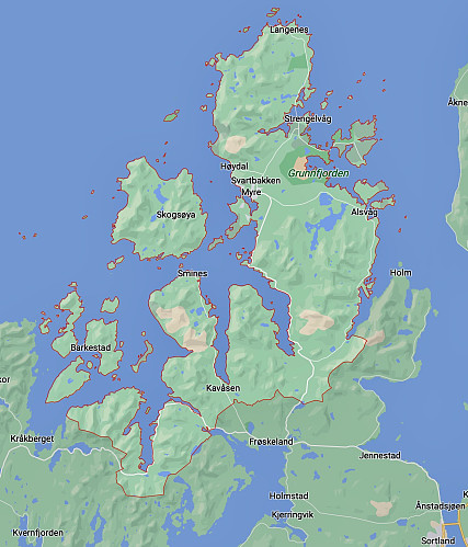 Øksnes kommune med grenser i rødt. Utsnitt fra Google Maps