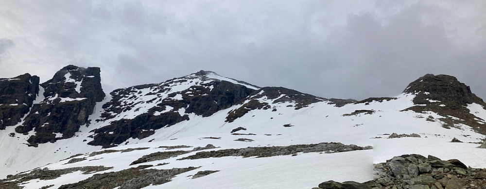 Her er det fortsatt vinterlige forhold! Fra venstre Langlitinden NV 1256, Langlitinden 1276 og den navnløse 1033 m toppen