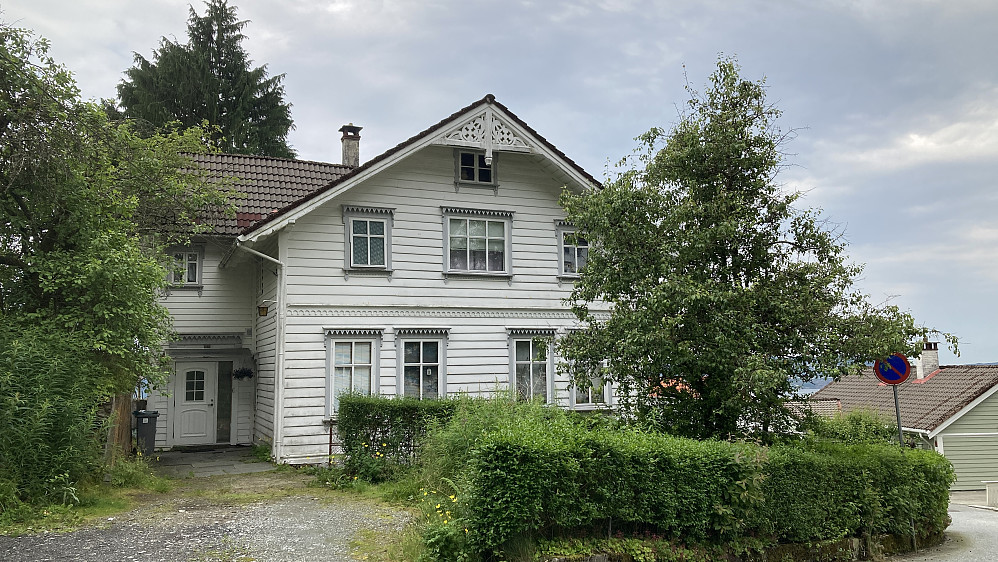 Huset i Breistølen 19 der skjenkstedet til ølbrygger Gudmund Bjørndal fra Fusa lå. I følge lokalhistoriker Jo Gjerstad tok folk gjerne med seg det sterke, hjemmebryggete ølet opp til Skreddersteinen og nøt det der!