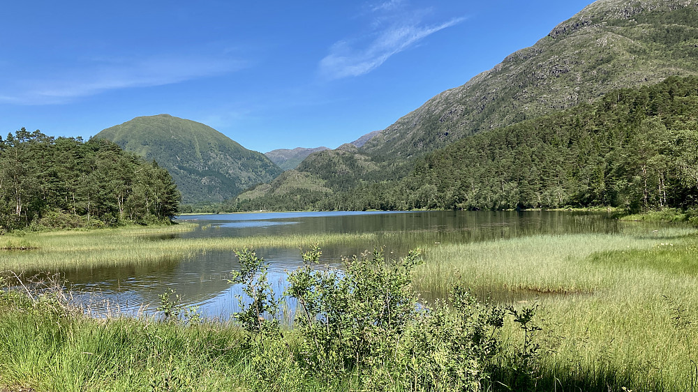 Samdalsvatnet med Hausdalshorga 775 i bakgrunnen
