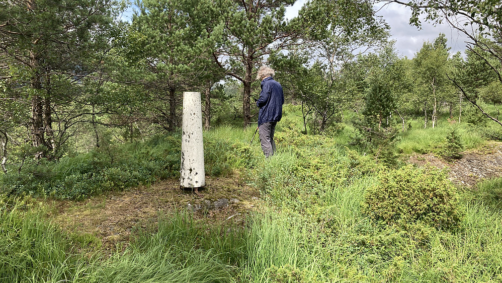 Oppe på østryggen passerte vi denne søylen
