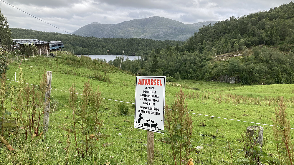 Humoristisk skilt ved Solbakken gard! Stemmedalshaugane (vestryggen) i bakgrunnen