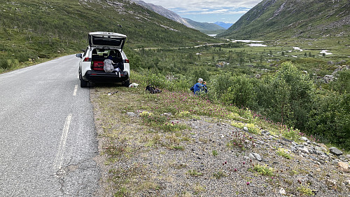 Parkering i veikant for tur til Tredje Svanfjell. Utsikt mot Kaperdalen i SØ 