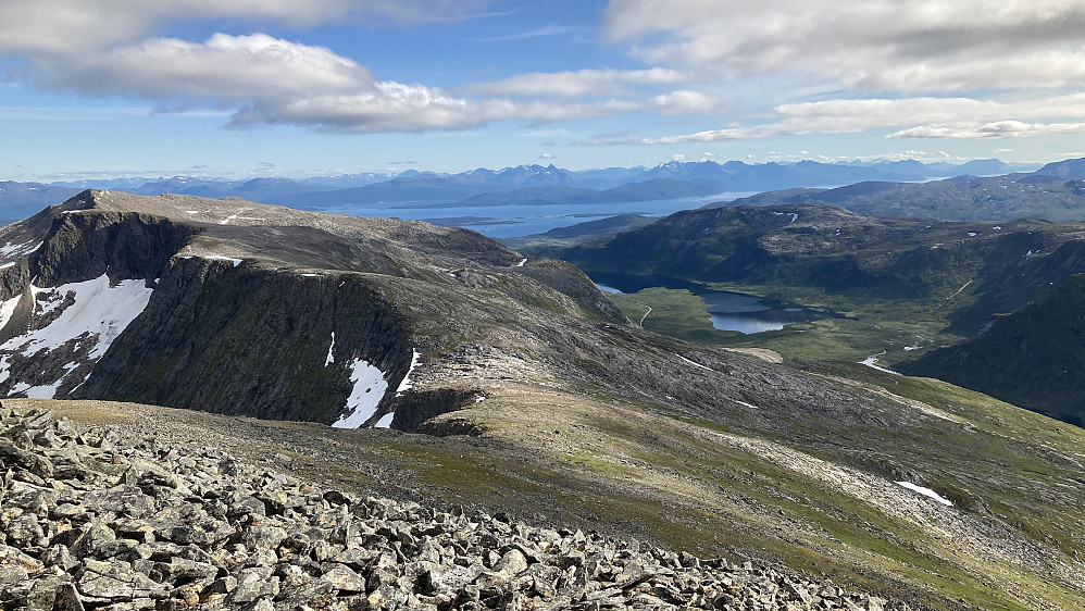 Utsikt mot Andre Svanfjellet i øst. Solbergfjorden i bakgrunnen