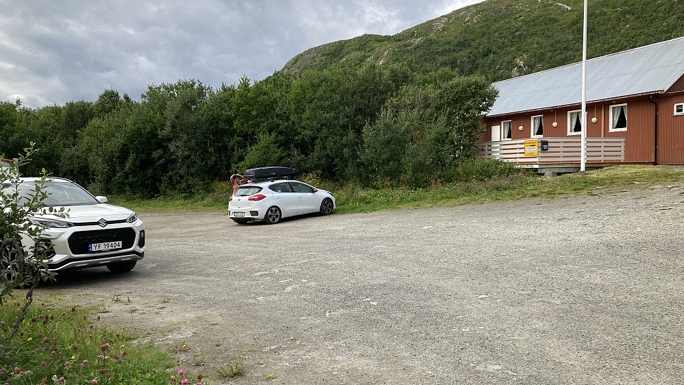 Parkeringsplass ved turstart på Hillesøy.