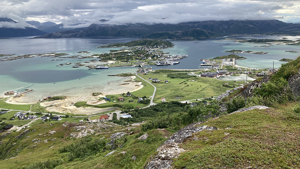 Utsikt østover mot vakre Hillesøy og Sommarøy