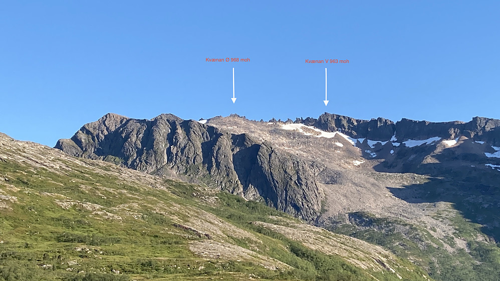 Østre del av Kvænan-toppene. Det er vel 400 m i luftlinje mellom øst- og vesttoppen med en serie av stupbratte pinnakler mellom