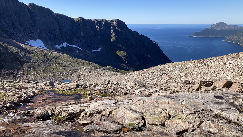 På ca. 500 moh. Her var det friskt, rennende vann! Utsikt vestover