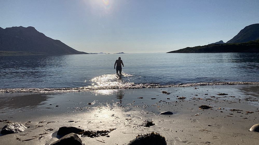 Herlig sjøbad i Kvænbukta på Senja etter en perfekt dag i fjellet