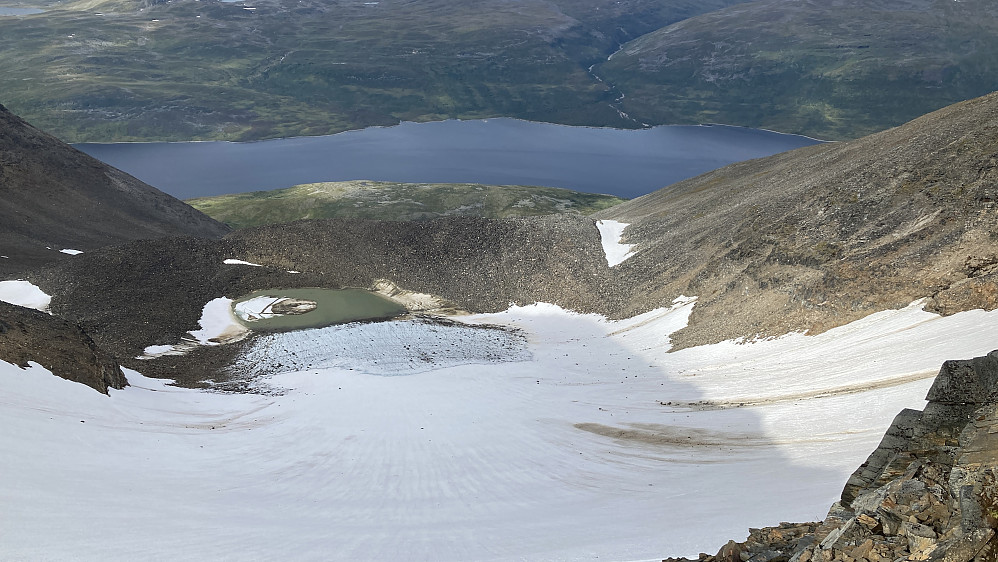 Breen og brevannet på nordsiden av bandet mellom vest- og hovedtoppen. Altevatnet i bakgrunnen