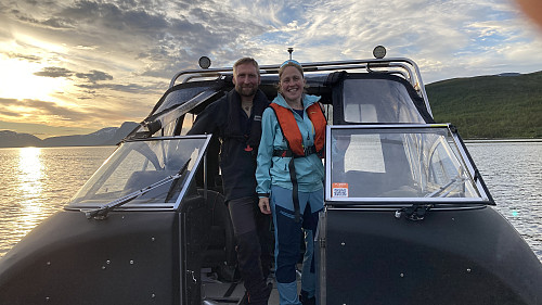 Leif Harald og Grete i båten som fraktet oss tilbake